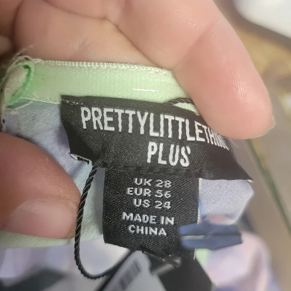 PrettyLittleThing Plus NWT Floral Ruffle Puff Sleeve Bardot Crop Top Size 28 - Picture 4 of 6